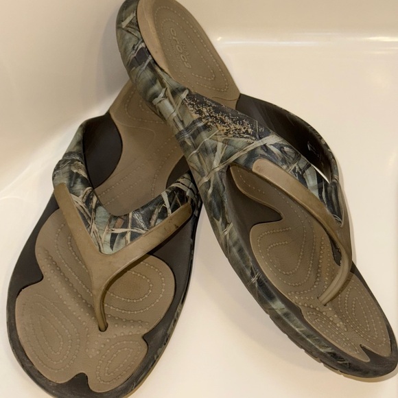 CROCS Brown and Green Camouflage Sandals - Picture 2 of 9